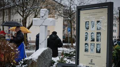 Eine Gedenktafel die die getöteten Menschen des Terroranschlags in Hanau vom 19.02.2020 zeigt.
