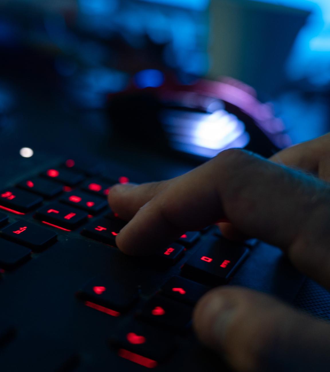 Ein Mann sitzt am Rechner und tippt auf einer Tastatur am 29.04.2020 im bayerischen Ebing.