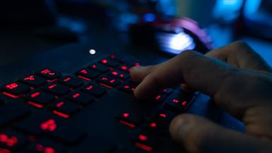 Ein Mann sitzt am Rechner und tippt auf einer Tastatur am 29.04.2020 im bayerischen Ebing.