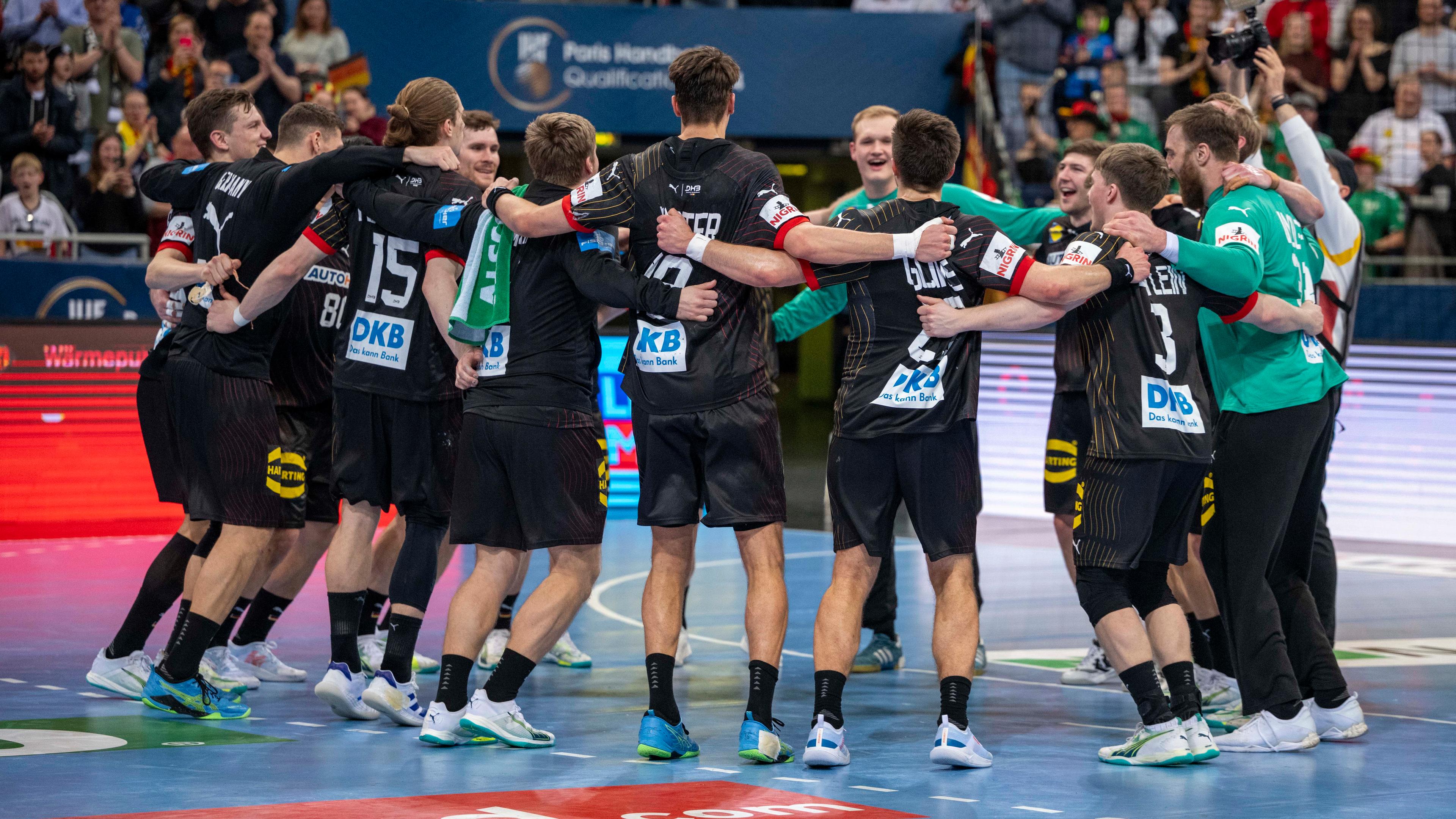 Die deutschen Spieler jubeln nach dem Spiel.
