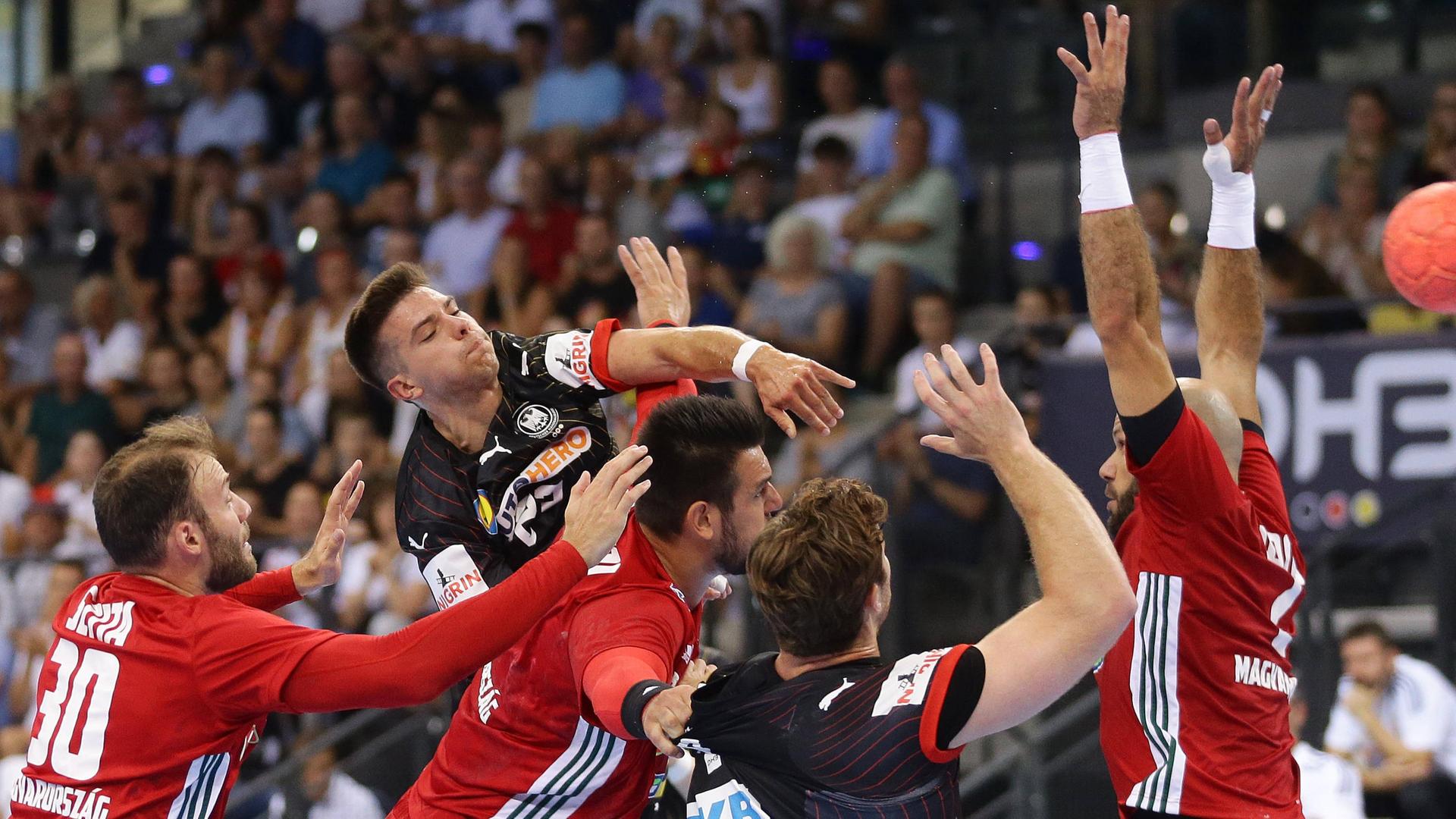 DHB-Spieler Renars Uscins versucht sich gegen die ungarische Abwehr durchzusetzen.