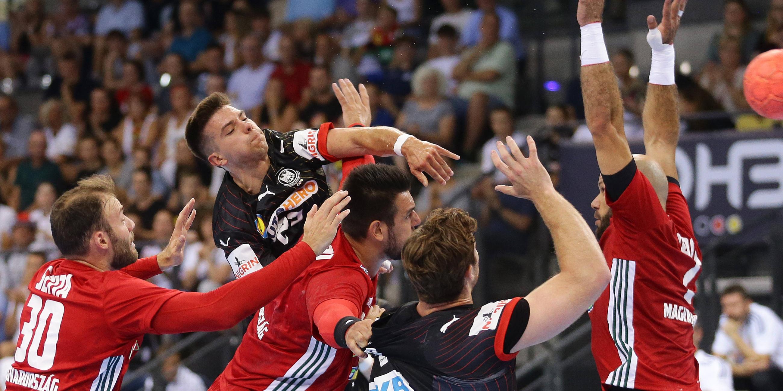 DHB-Spieler Renars Uscins versucht sich gegen die ungarische Abwehr durchzusetzen.
