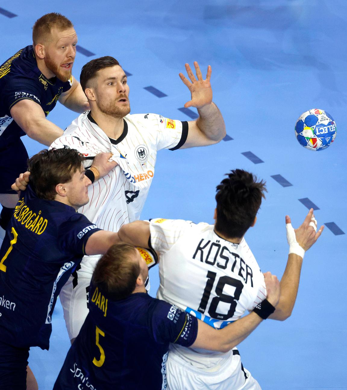 Handball-Europameisterschaft 2024, Spiel um Platz 3: Die Schweden Jim Gottfridsson, Jonathan Carlsbograd und Max Darj versuchen, Julian Köster und Johannes Golla zu stoppen.