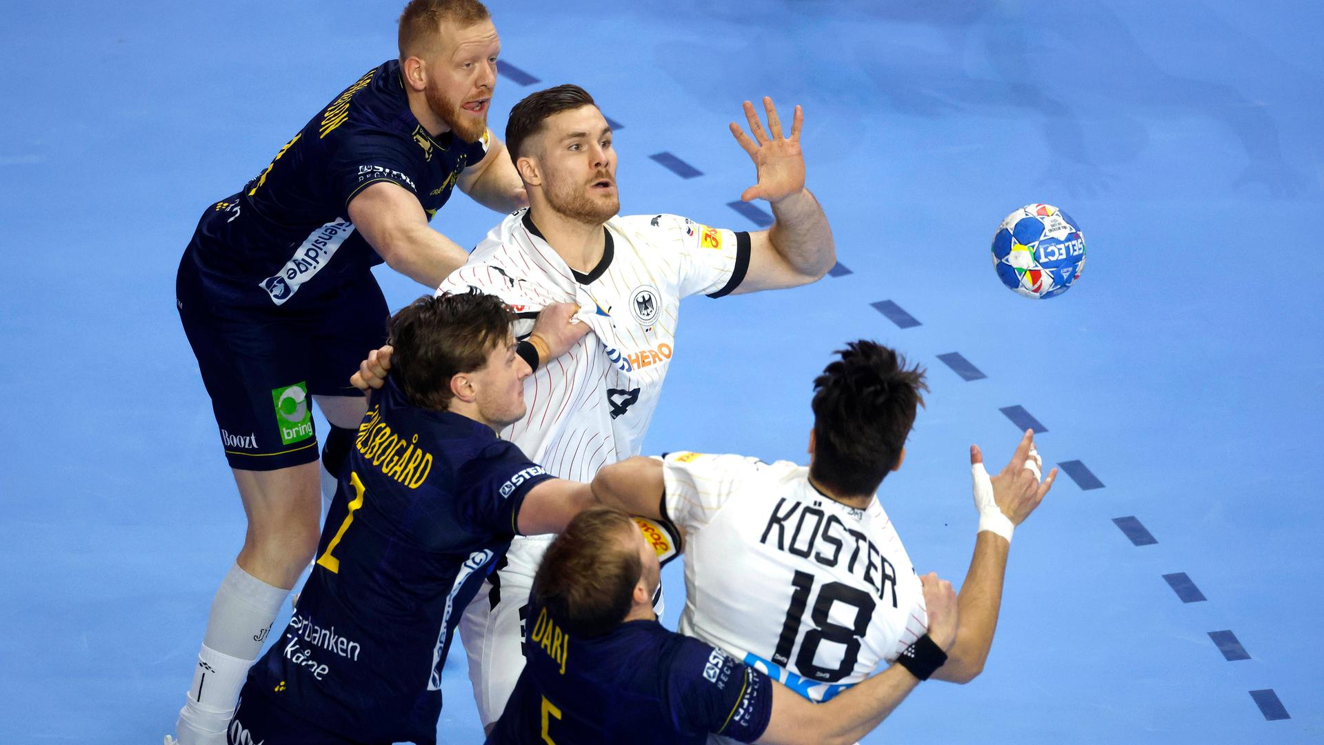Handball-Europameisterschaft 2024, Spiel um Platz 3: Die Schweden Jim Gottfridsson, Jonathan Carlsbograd und Max Darj versuchen, Julian Köster und Johannes Golla zu stoppen.