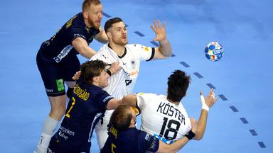 Handball-Europameisterschaft 2024, Spiel um Platz 3: Die Schweden Jim Gottfridsson, Jonathan Carlsbograd und Max Darj versuchen, Julian Köster und Johannes Golla zu stoppen.