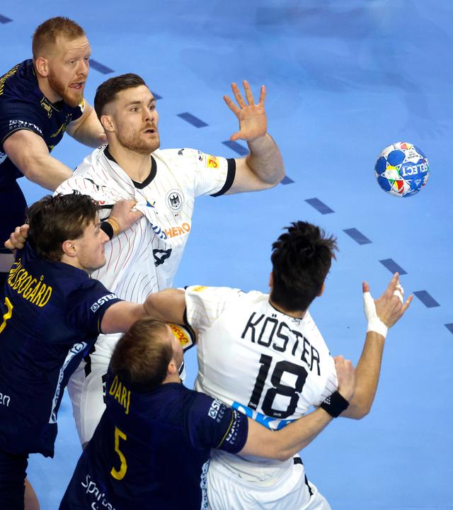 Handball-Europameisterschaft 2024, Spiel um Platz 3: Die Schweden Jim Gottfridsson, Jonathan Carlsbograd und Max Darj versuchen, Julian Köster und Johannes Golla zu stoppen.