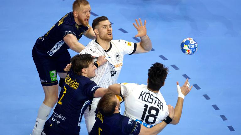 Handball-Europameisterschaft 2024, Spiel um Platz 3: Die Schweden Jim Gottfridsson, Jonathan Carlsbograd und Max Darj versuchen, Julian Köster und Johannes Golla zu stoppen.