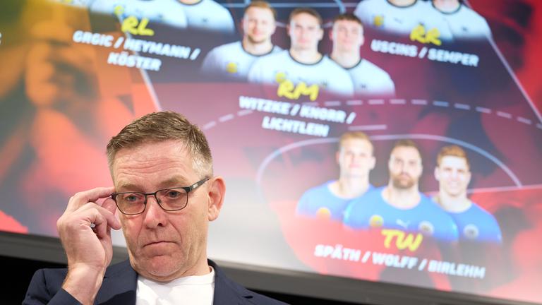 Handball-Bundestrainer Alfred Gislason fasst sich bei der Pressekonferenz zur WM-Kadernomierung an die Brille.