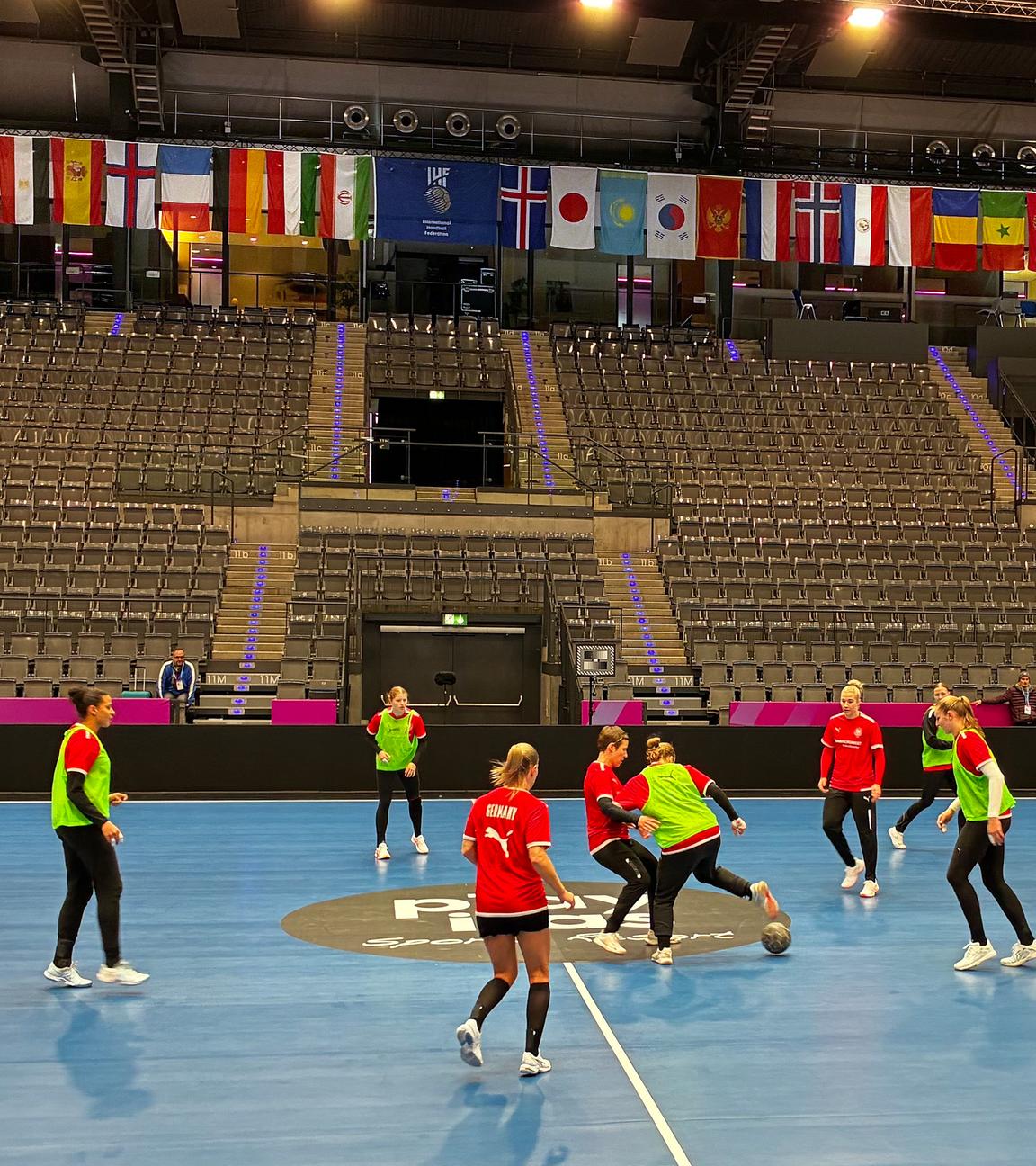 Frauen vor dem Auftaktspiel der DHB-Auswahl gegen Island. Das deutsche Team spielt Fußball während einer Trainingseinheit.