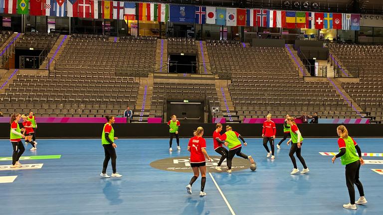 Frauen vor dem Auftaktspiel der DHB-Auswahl gegen Island. Das deutsche Team spielt Fußball während einer Trainingseinheit.