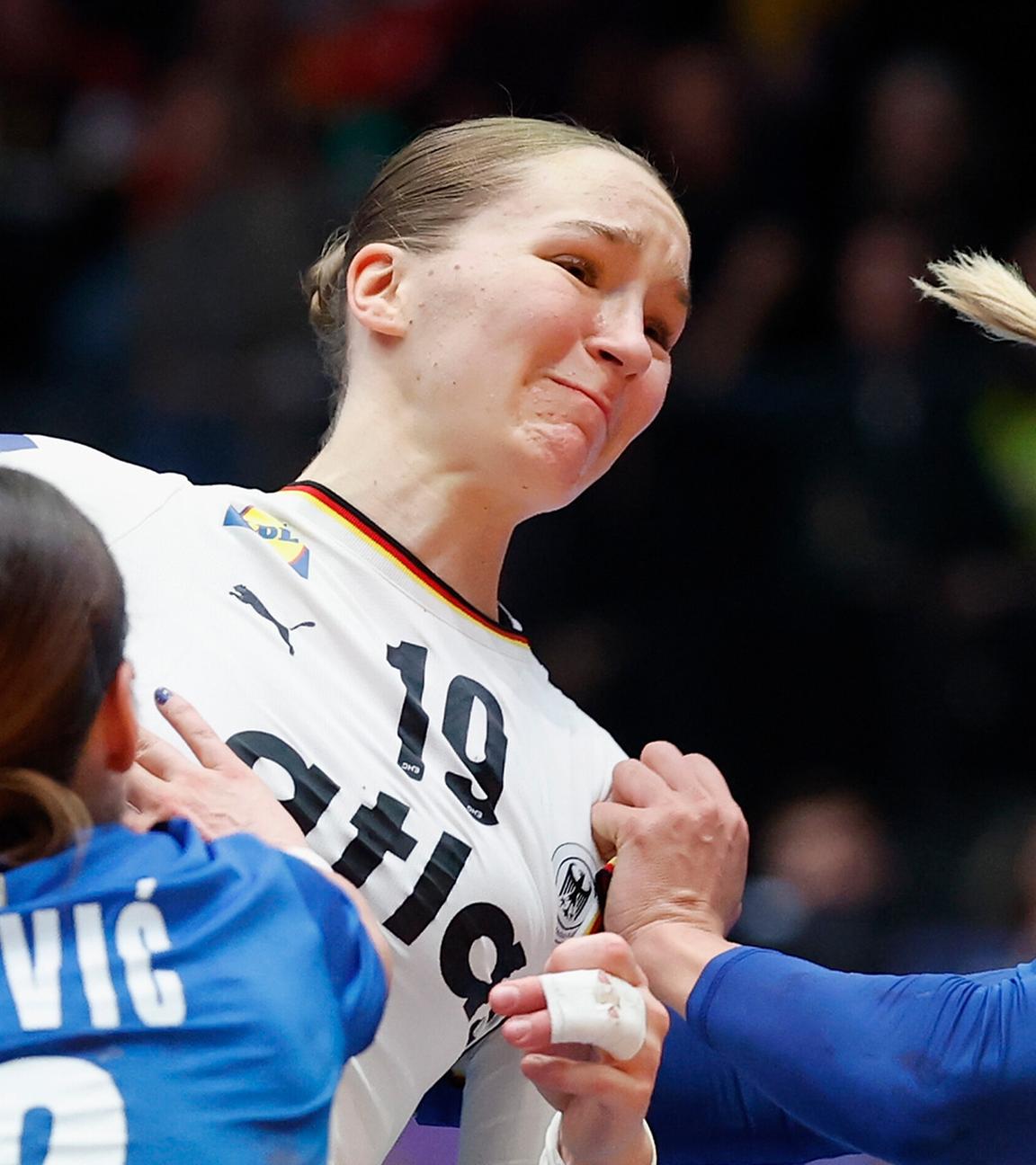 v.l.n.r.: Jovana Jovovic (Serbien, 22), Nieke Kuehne (DHB, 19) und Aleksandra Vukajlovic (Serbien, 77) in der Porsche Arena in Stuttgart am 30.11.2025.