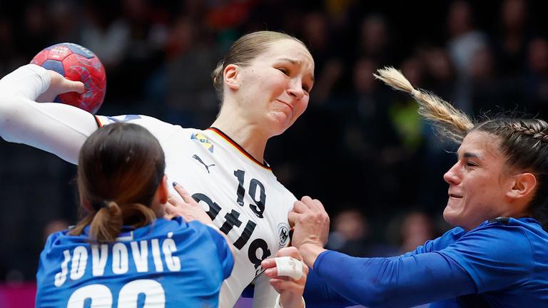 v.l.n.r.: Jovana Jovovic (Serbien, 22), Nieke Kuehne (DHB, 19) und Aleksandra Vukajlovic (Serbien, 77) in der Porsche Arena in Stuttgart am 30.11.2025.