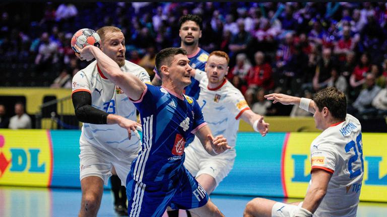 15.01.2026, Baerum, Oslo: Frankreichs Abwehrspieler Aymeric Minne (#04) versucht, im Vorrundenspiel der Männer bei der EHF Euro 2026 gegen Tschechien ein Tor zu erzielen.