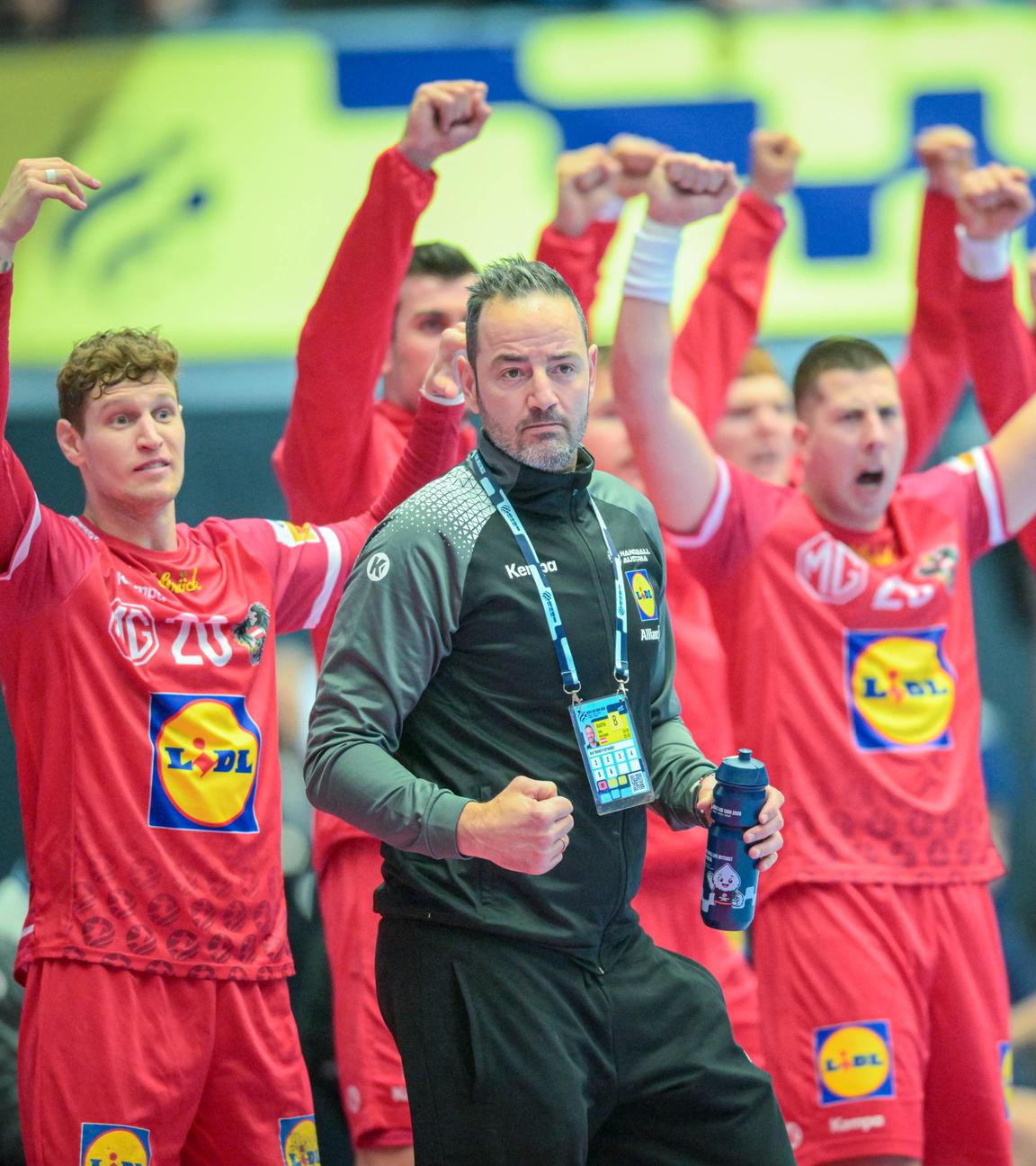  Österreichs Trainer Iker Romero jubelt am Spielfeldrand.