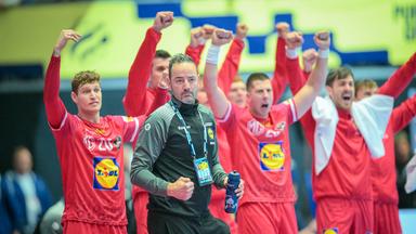  Österreichs Trainer Iker Romero jubelt am Spielfeldrand.