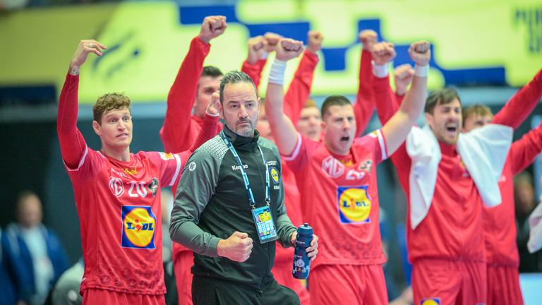  Österreichs Trainer Iker Romero jubelt am Spielfeldrand.