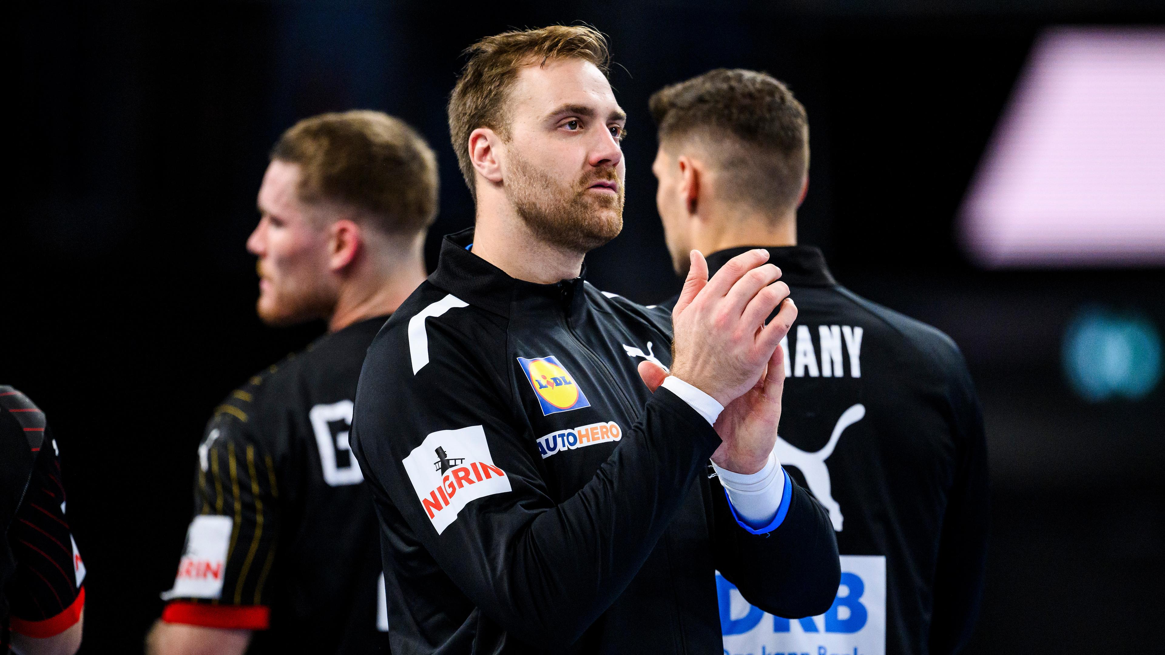 Deutschlands Torwart Andreas Wolff bedankt sich bei den Fans, aufgenommen am 03.11.2023