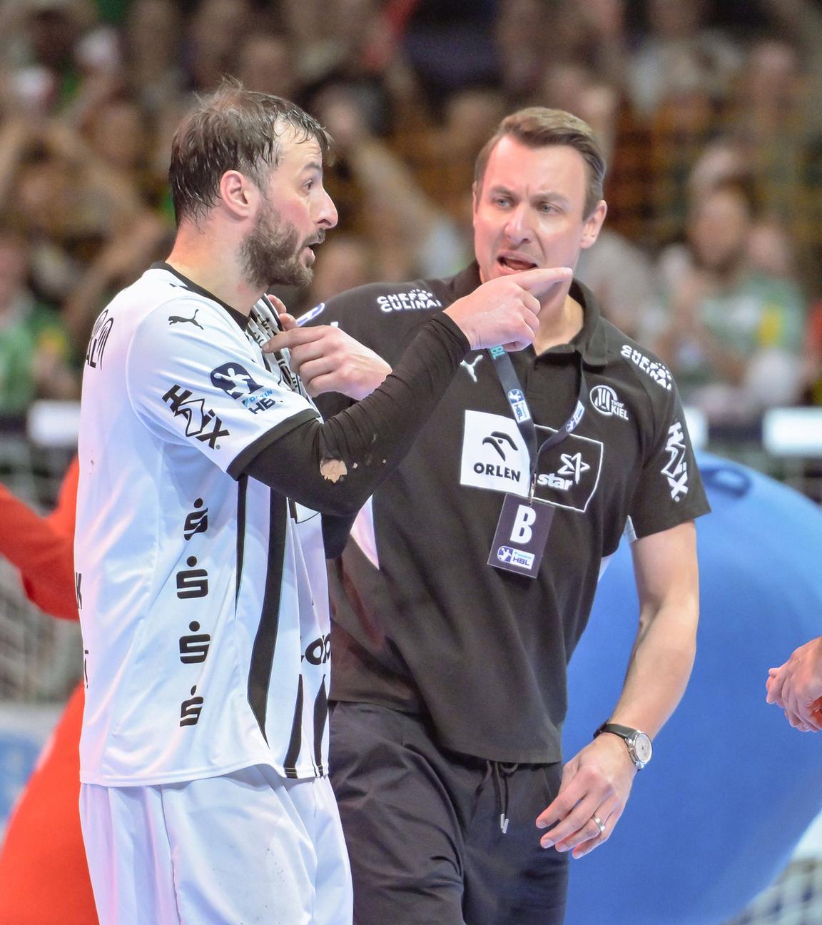 Domagoj Duvnjak (THW Kiel) und THW-Kiel-Trainer Filip Jícha geben Anweisungen und gestikulieren mit den Armen.