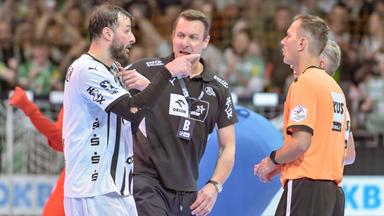 Domagoj Duvnjak (THW Kiel) und THW-Kiel-Trainer Filip Jícha geben Anweisungen und gestikulieren mit den Armen.