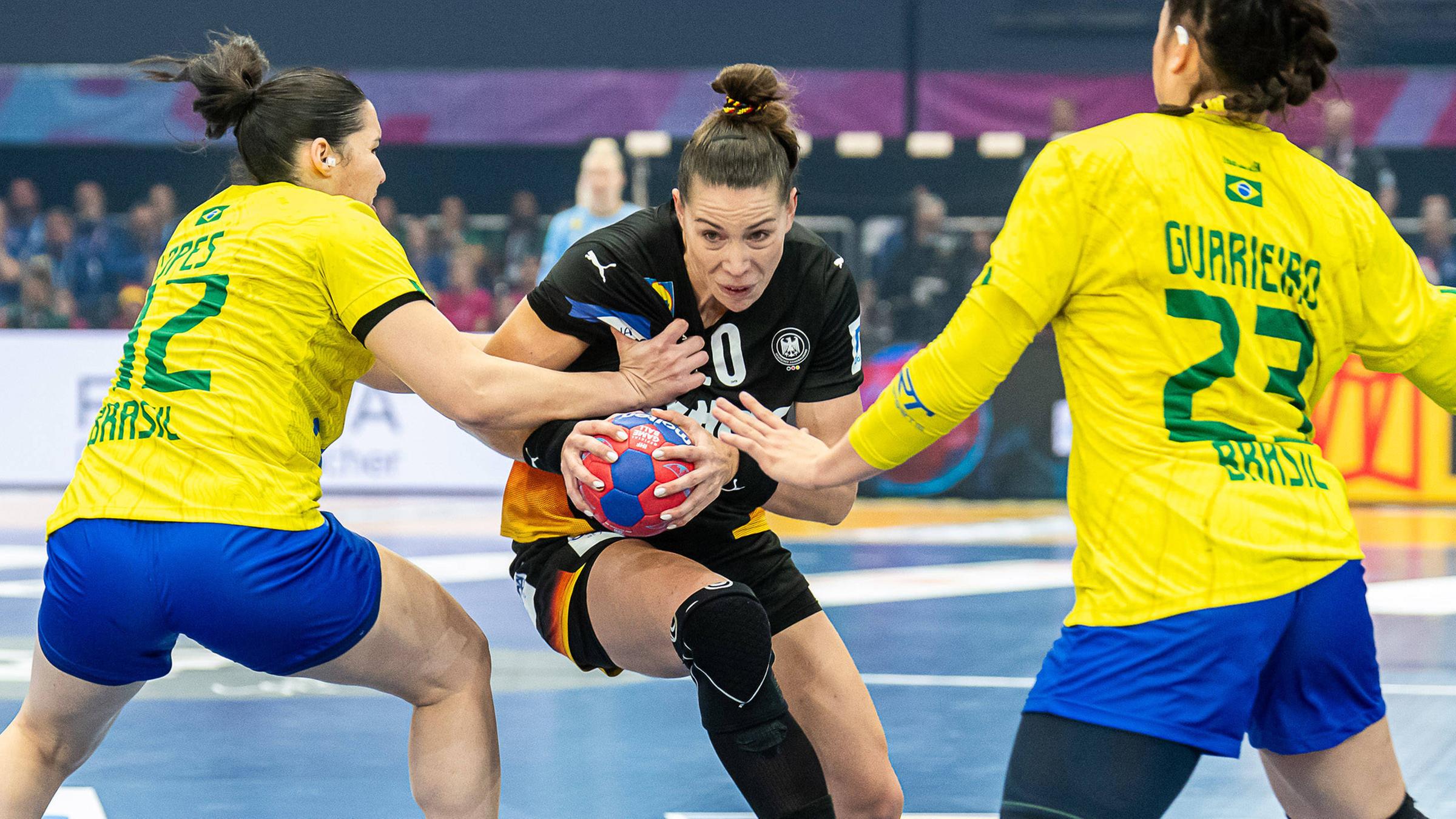 Emily Vogel (Deutschland, 20) im Duell mit Jhennifer Rosa Lopes Dos Santos (Brasilien, 42) und Giulia Guarieiro (Brasilien, 23) im Spiel Deutschland gegen Brasilien.