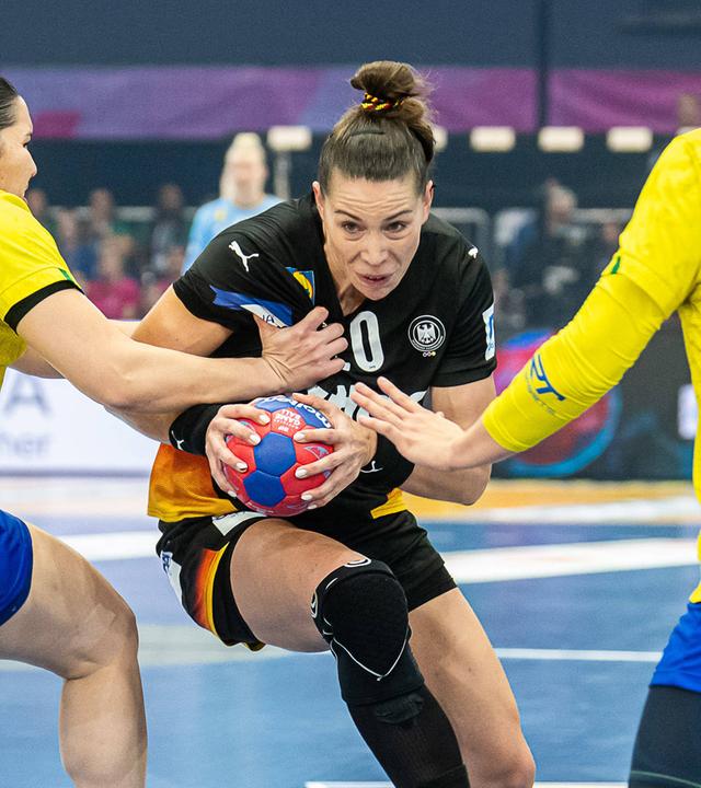 Emily Vogel (Deutschland, 20) im Duell mit Jhennifer Rosa Lopes Dos Santos (Brasilien, 42) und Giulia Guarieiro (Brasilien, 23) im Spiel Deutschland gegen Brasilien.