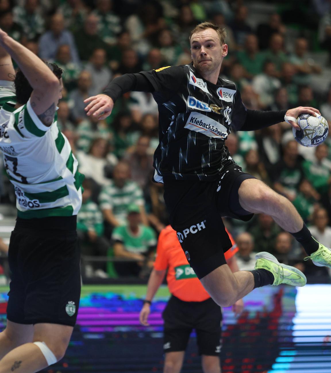 Handball, Sporting Lissabon - Füchse Berlin. Mathias Gidsel (Berlin ) beim Sprungwurf