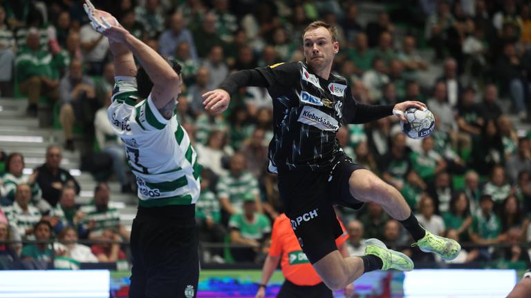 Handball, Sporting Lissabon - Füchse Berlin. Mathias Gidsel (Berlin ) beim Sprungwurf