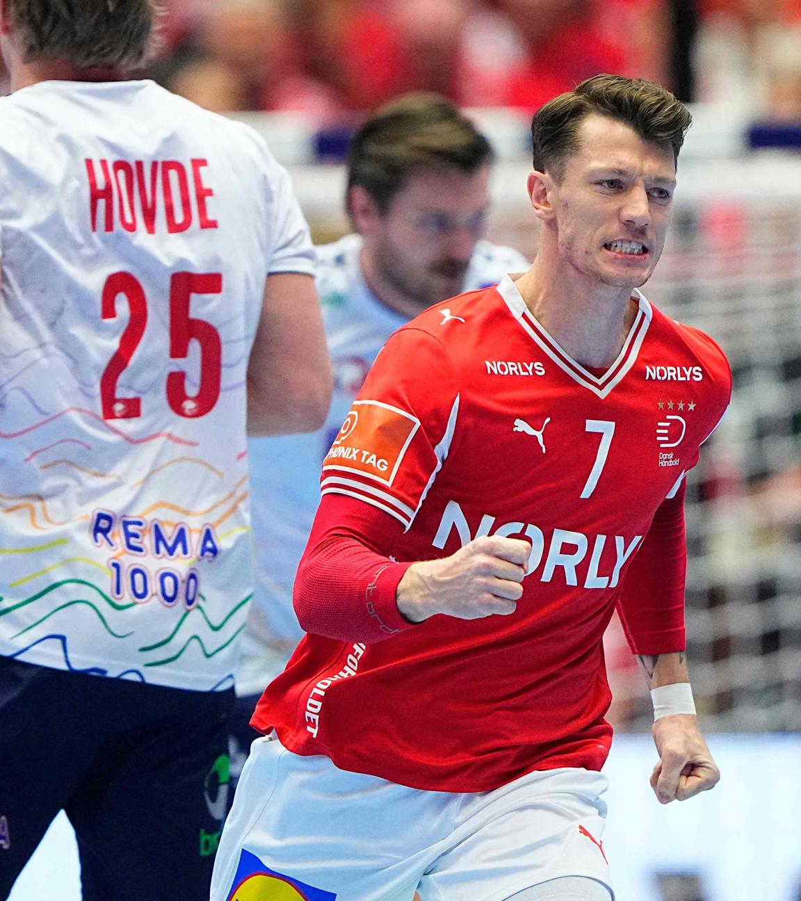 Dänemarks Handball-Nationalspieler  Emil Manfeldt Jakobsen jubelt gegen Norwegen