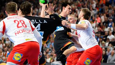 Miro Schluroff (Deutschland) wirft den Ball am 17.05.2026 in der Lanxess Arena in Köln. 