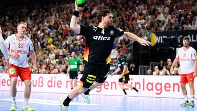 Johannes Golla (Deutschland) wirft den Ball am 17.05.2026 in der Lanxess Arena in Köln. 