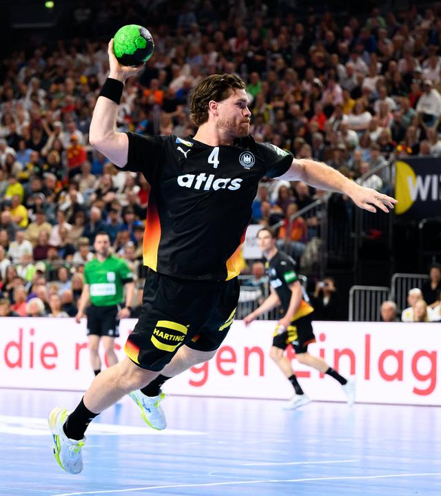 Johannes Golla (Deutschland) wirft den Ball am 17.05.2026 in der Lanxess Arena in Köln. 