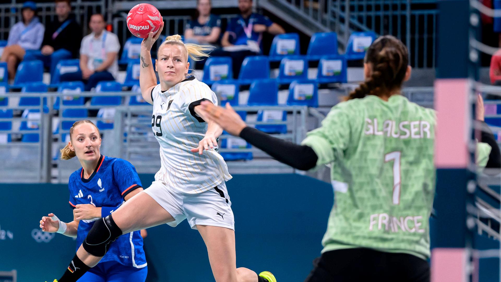Deutsche Handballspielerin Antje Döll in Aktion.