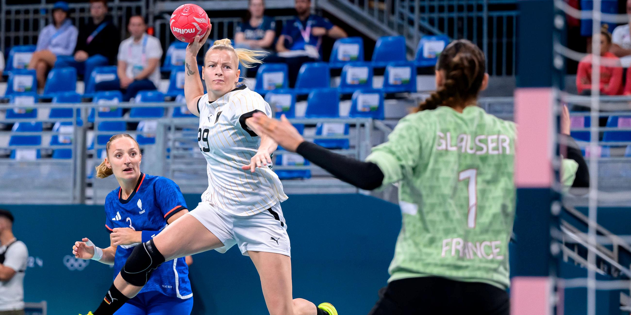 Deutsche Handballspielerin Antje Döll in Aktion.