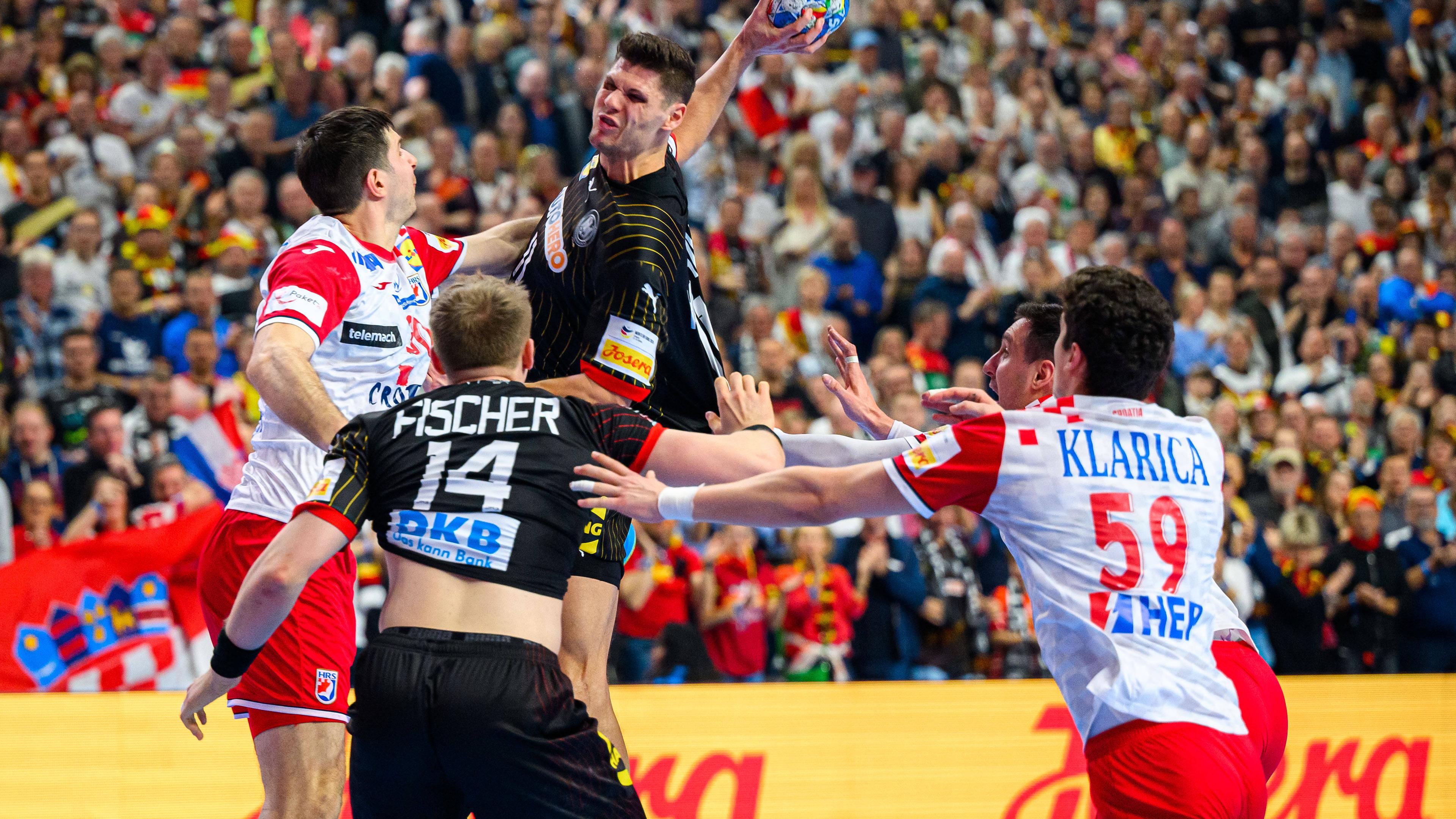 Deutschlands Sebastian Heymann in Aktion beim Spiel gegen Kroatien am 24.01.2024.