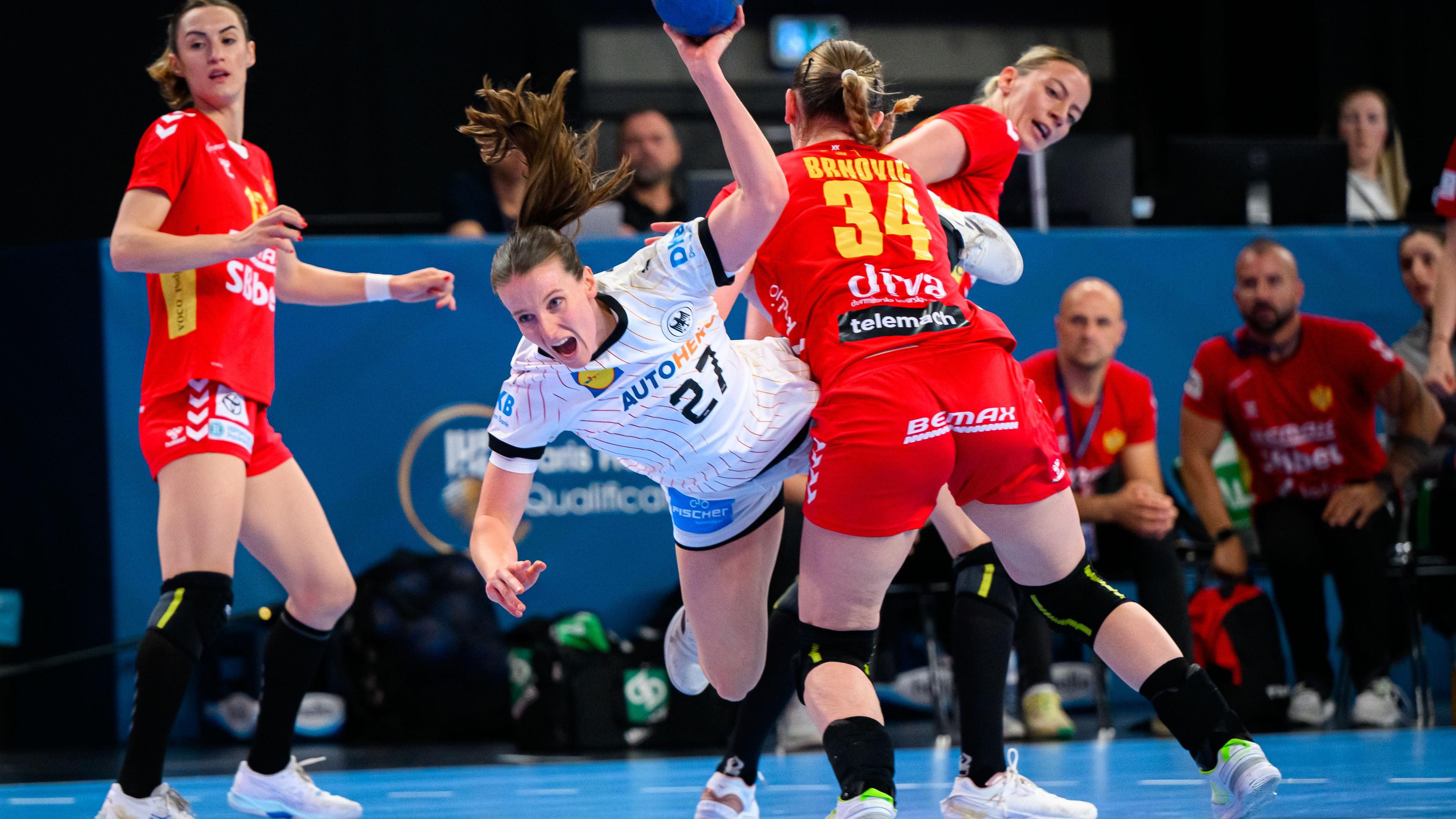 Deutschlands Julia Maidhof und Montrenegros Tatjana Brnovic im Zweikampf beim Olympiaqualifikationsturnier am 13.04.2024.
