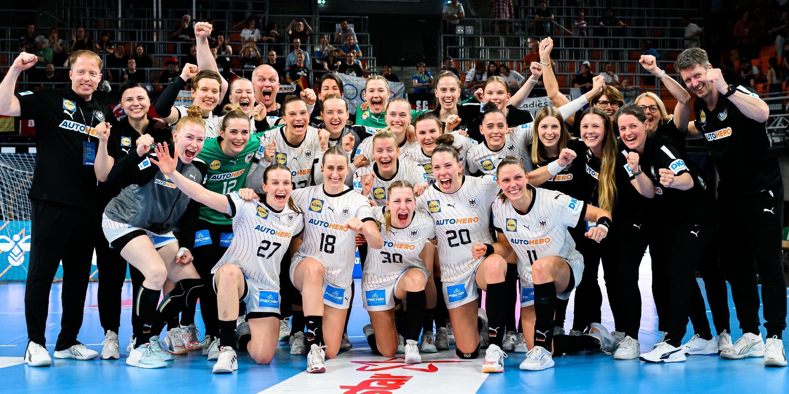 Die deutsche Handball-Mannschaft jubelt.