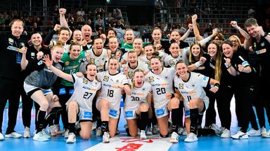 Die deutsche Handball-Mannschaft jubelt.