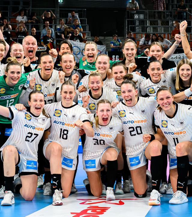 Die deutsche Handball-Mannschaft jubelt.