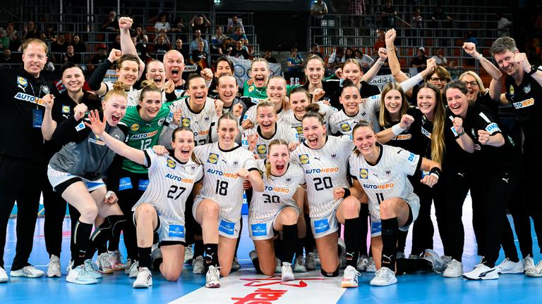 Die deutsche Handball-Mannschaft jubelt.