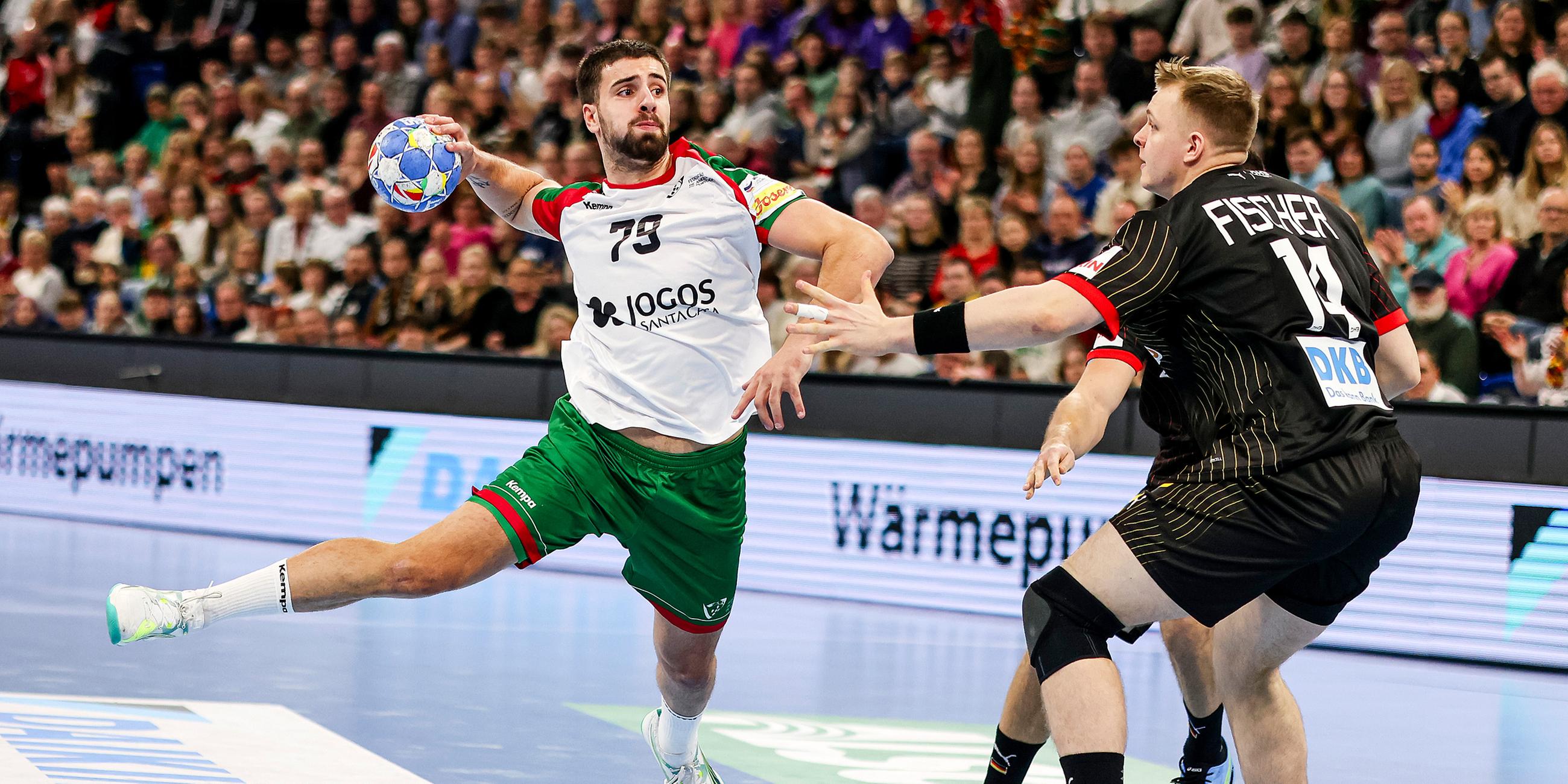 Portugals Martim Costa (l) wirft gegen Deutschlands Justus Fischer auf das Tor. 