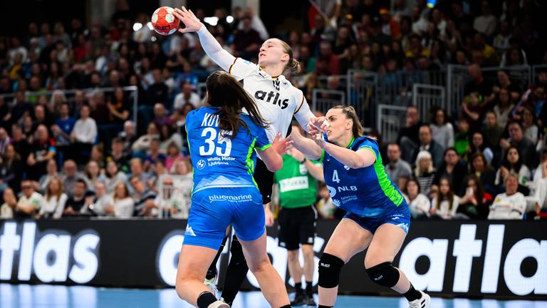 Die deutsche Handballnationalspielerin Nieke Kühne wird im Zweikampf von den slowenischen Handballnationalspielerinnen Nina Kovsca und Erin Novak bedrängt 
