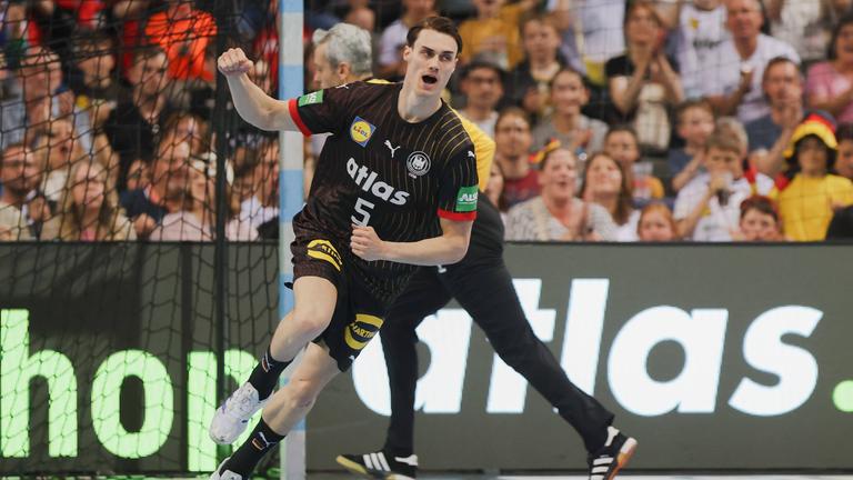 Deutschlands Miro Schluroff jubelt beim Spiel gegen die Türkei am 11.05.2025.