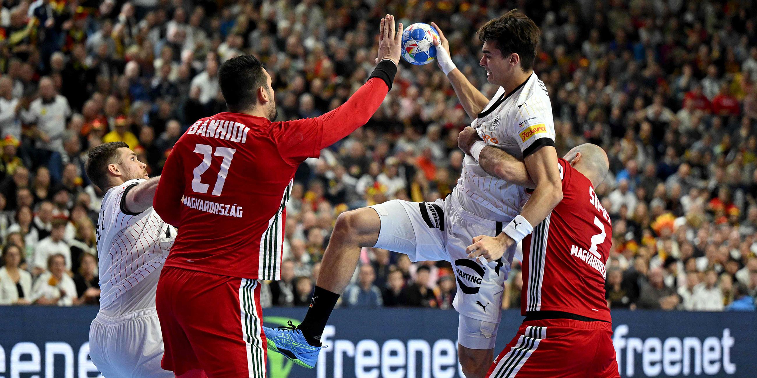 Deutschlands Linksverteidiger #18 Julian Koester (2R) und Ungarns Dreh- und Angelpunkt #02 Adrian Sipos (R) kämpfen um den Ball.