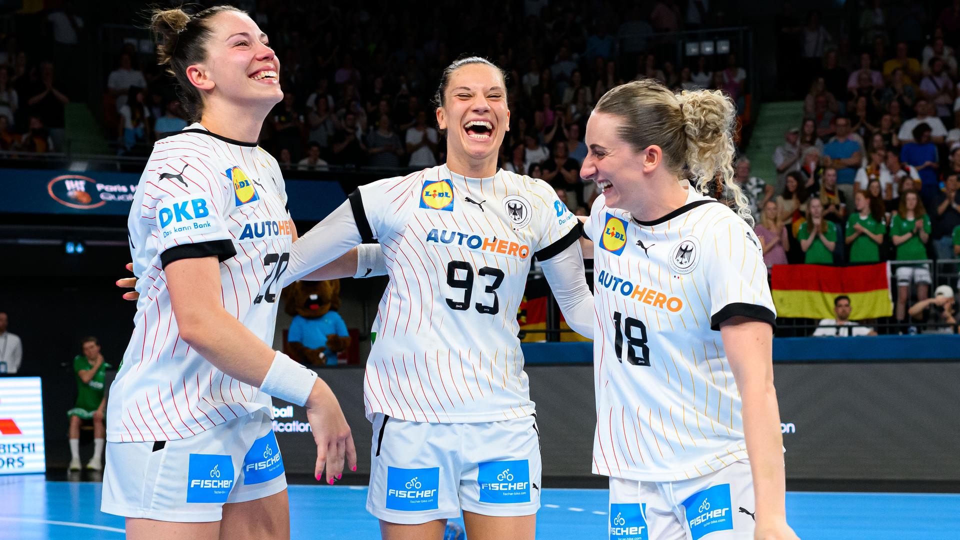 Emily Bölk, Julia Behnke und Mia Zschock jubeln nach der Olympia-Qualifikation