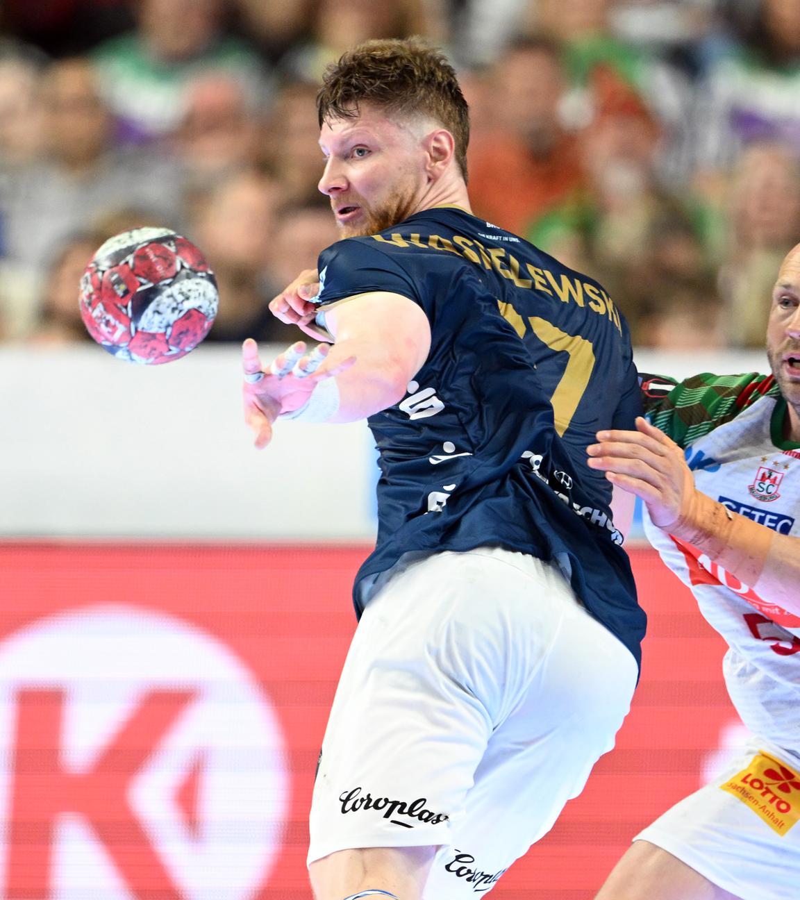 Johannes Wasielewski (Bergischer HC) und Oscar Bergendahl (SC Magdeburg) kämpfen. 