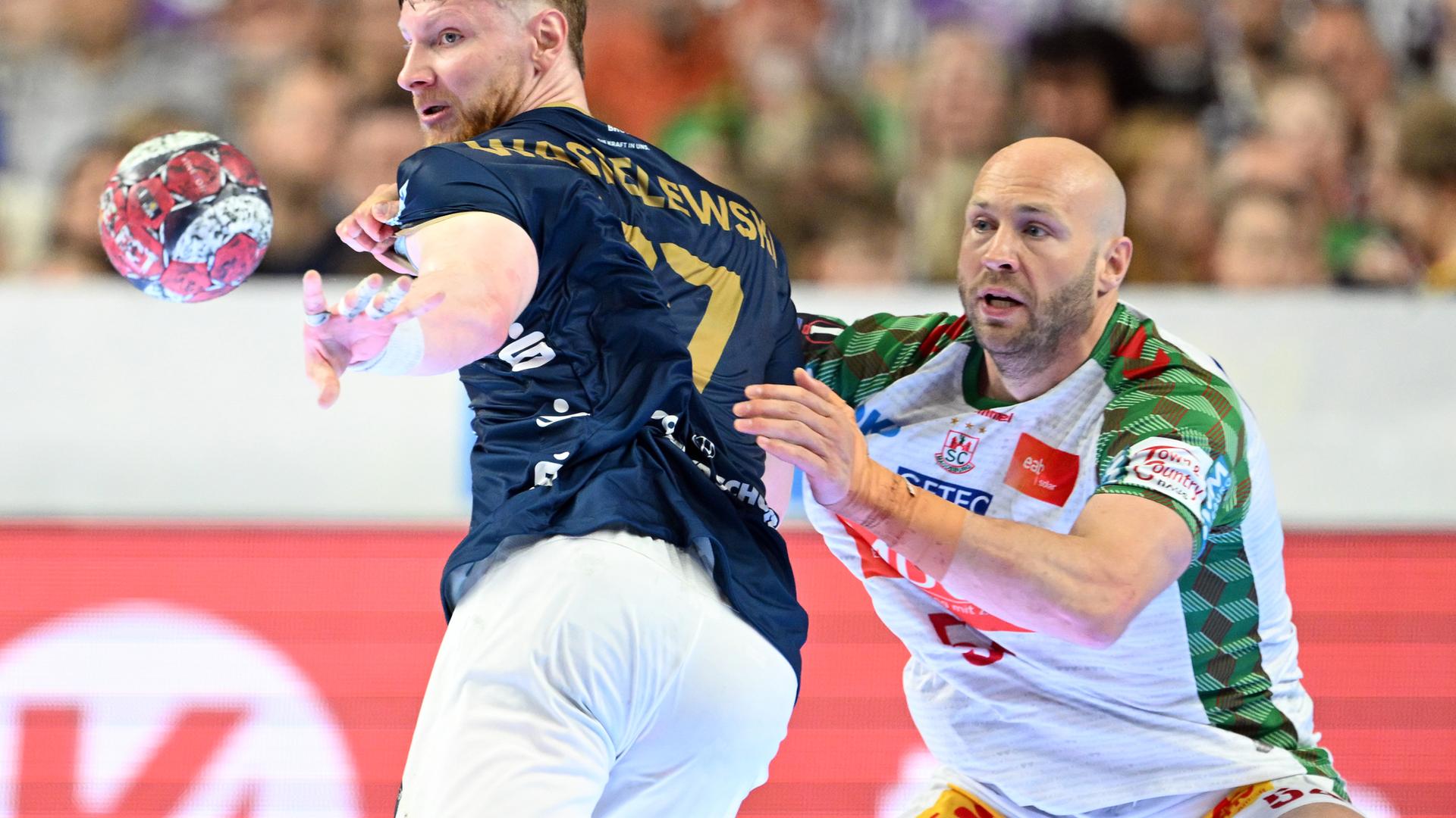 Johannes Wasielewski (Bergischer HC) und Oscar Bergendahl (SC Magdeburg) kämpfen. 