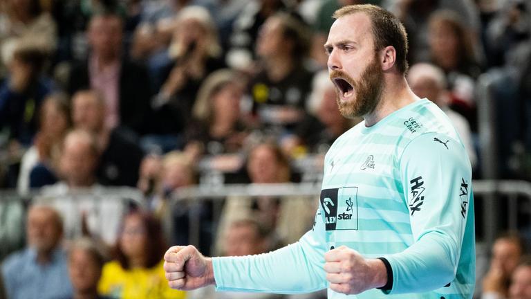 Kiels Torhüter Andreas Wolff jubelt nach einer Parade.