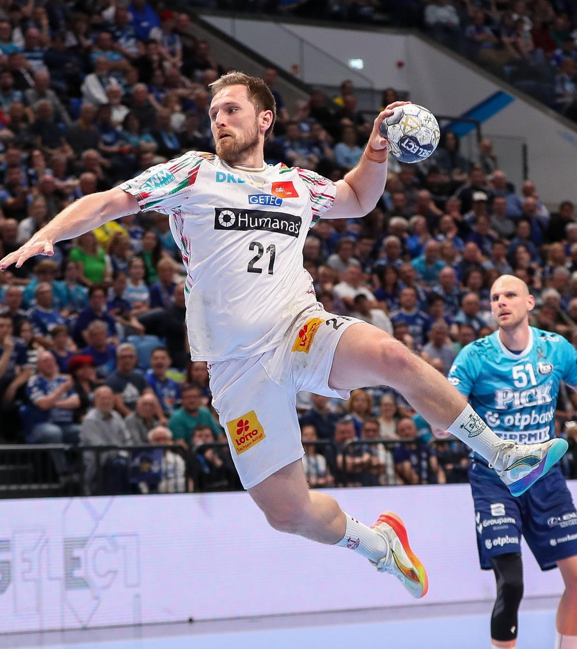 Albin Lagergren im Wurf gegen Pick Szeged