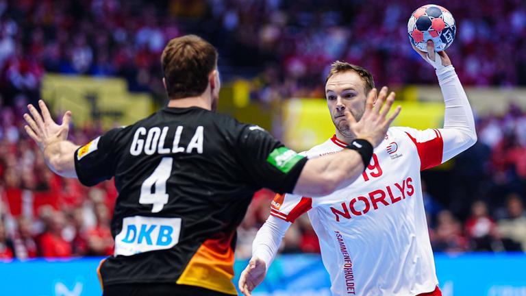 Johannes Golla (Deutschland, Nr. 4) im Duell mit Mathias Gidsel (Dänemark, Nr. 19) beim Hauptrundenspiel der EHF-EM.