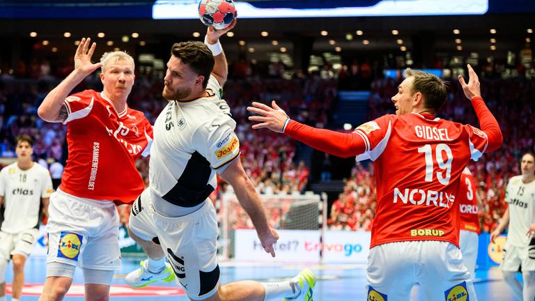 Finale Handball-EM 2026: Magnus Saugstrup Jensen (Dänemark), Johannes Golla (Deutschland), Mathias Gidsel (Dänemark) in der Jyske Bank Boxen in Aktion.